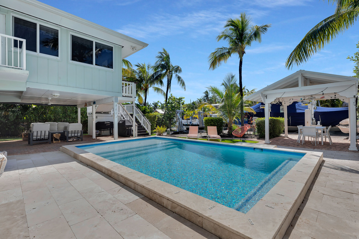 Large concrete pool, the center of outdoor entertainment