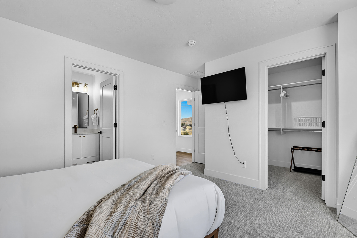 3rd floor bedroom with queen size bed