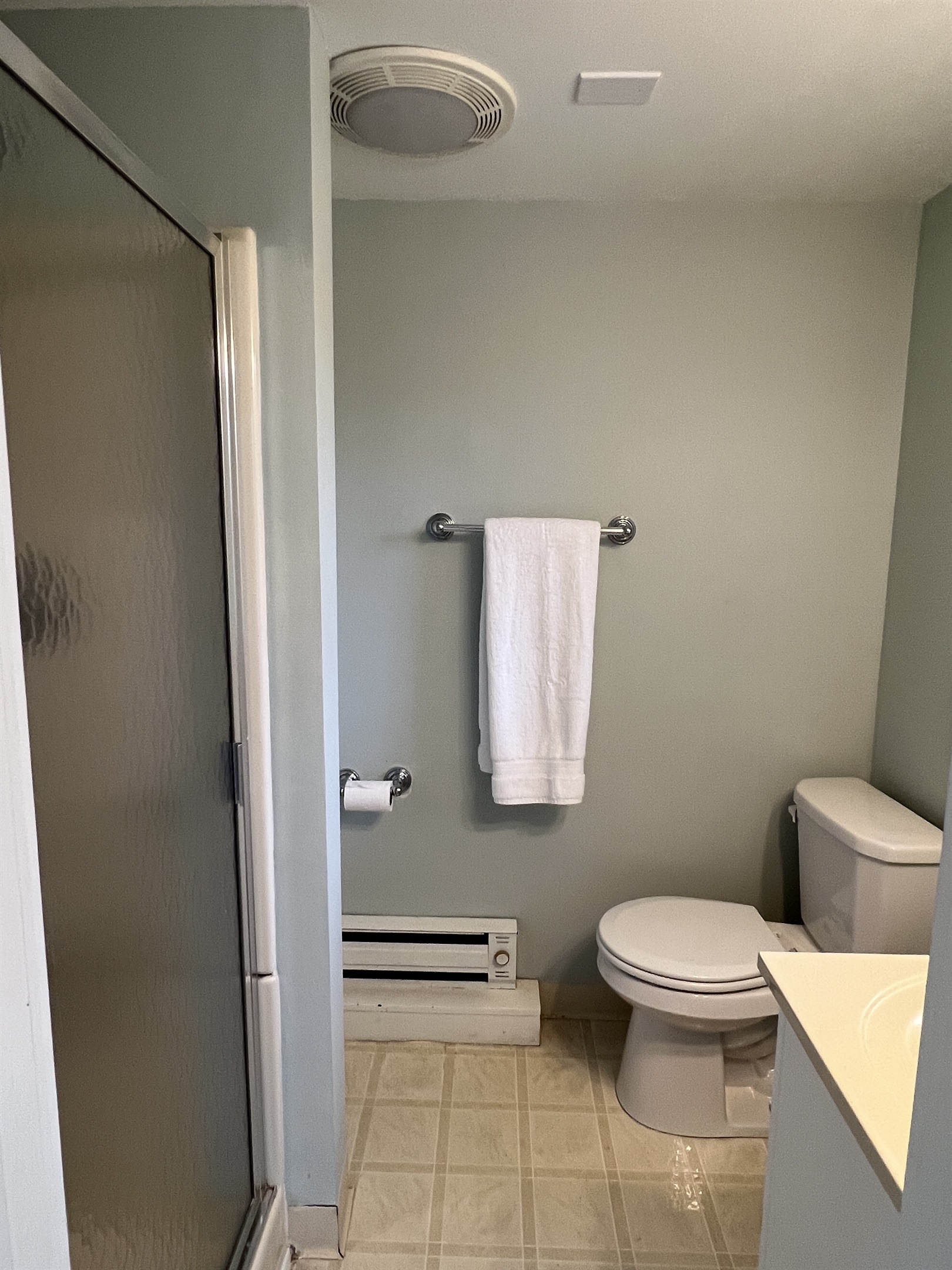 Cloverleaf Farm 2nd floor bedroom #3 en-suite bathroom with shower.