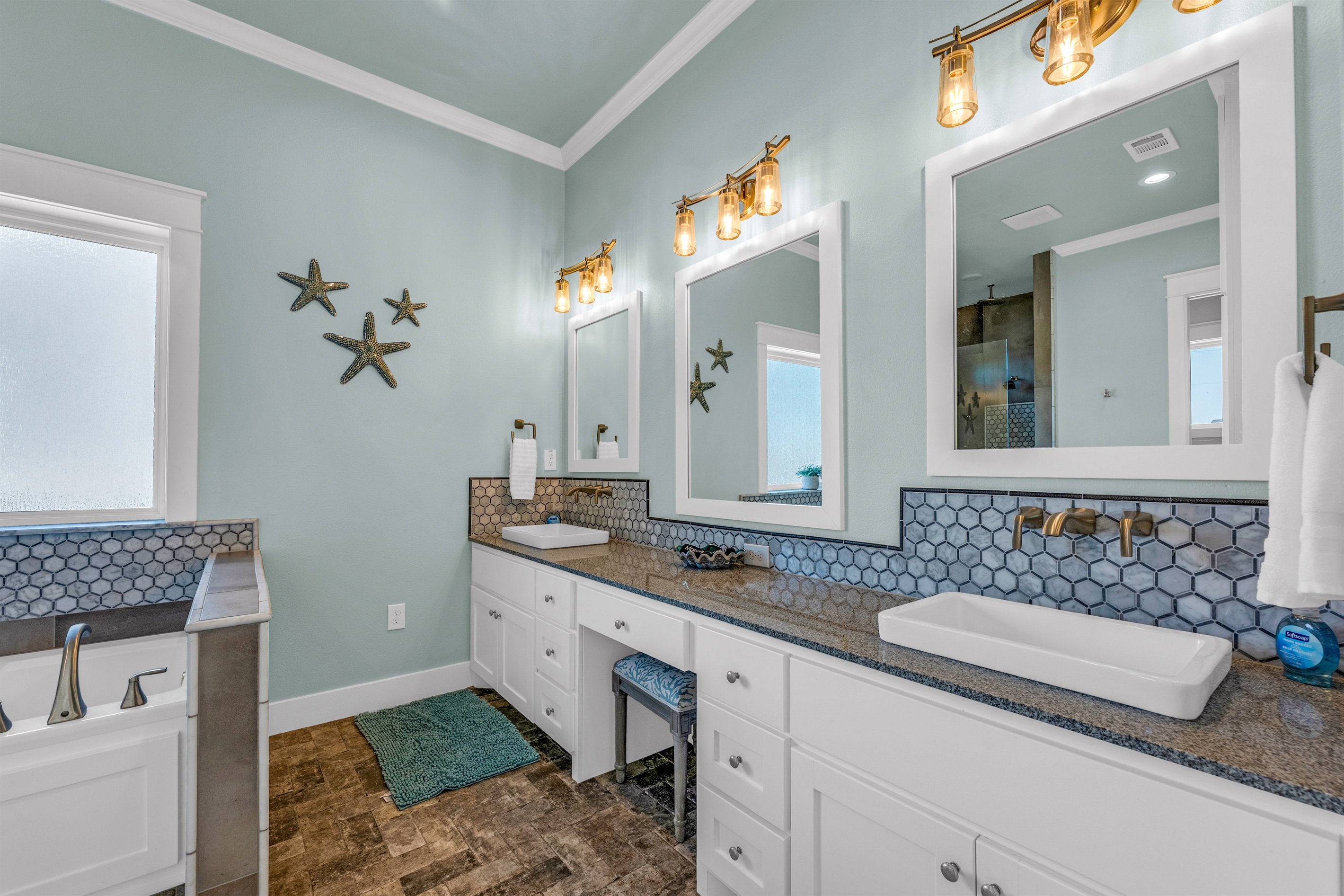 Crystal Paradise Bathroom 2 Ensuite: Step into your own ensuite with stylish finishes and expansive mirrors.