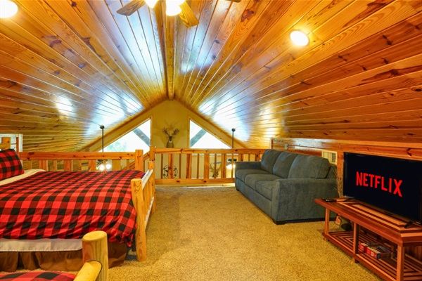 Upstairs loft lounge with Smart TV — great hangout space for kids.