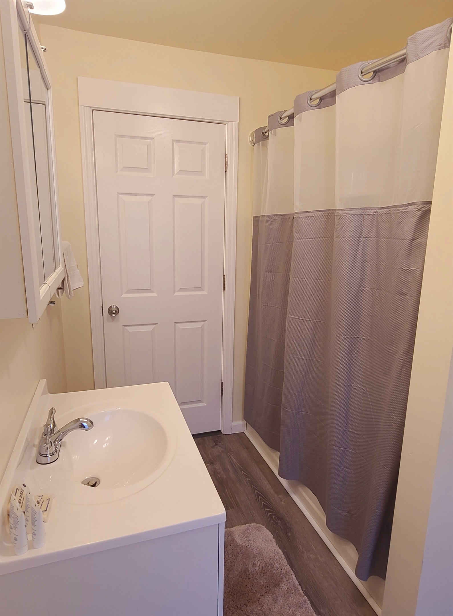 43 Cliff - Apt 2 bathroom w/ tub/shower