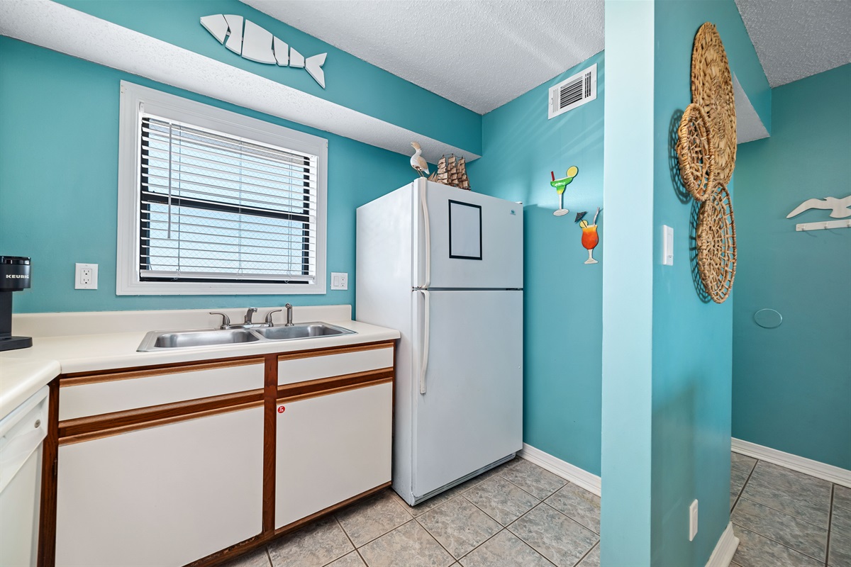 Clean lines and modern finishes define this well-appointed kitchen, offering a sleek and stylish cooking environment.