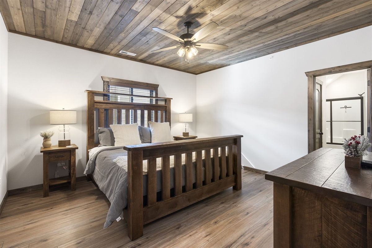 Upper level King #6 with ensuite bathroom