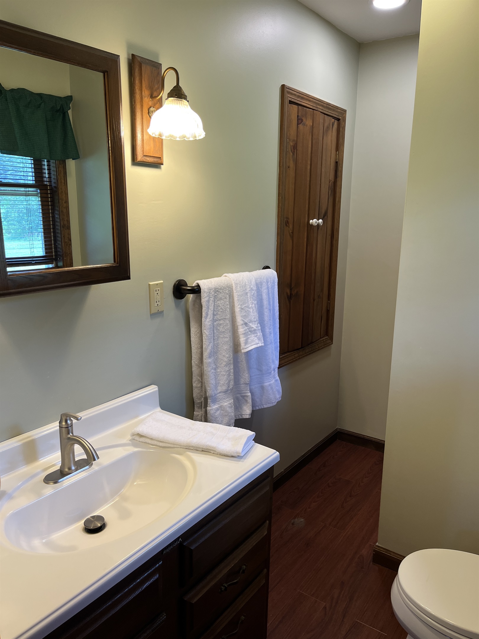 Primary Queen ensuite bath w/ shower