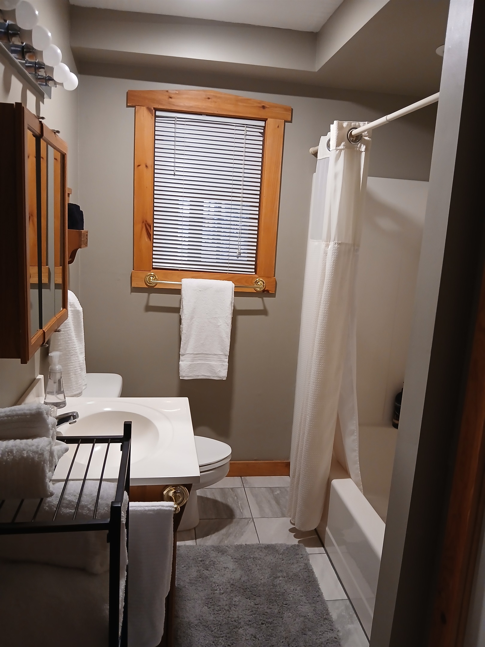 Main floor full bath