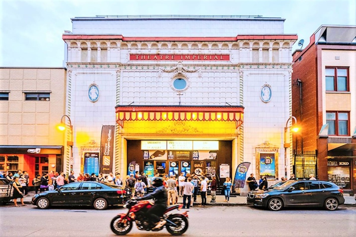 Au cœur d'un quartier vibrant d'énergie et à proximité du Théâtre de marche.