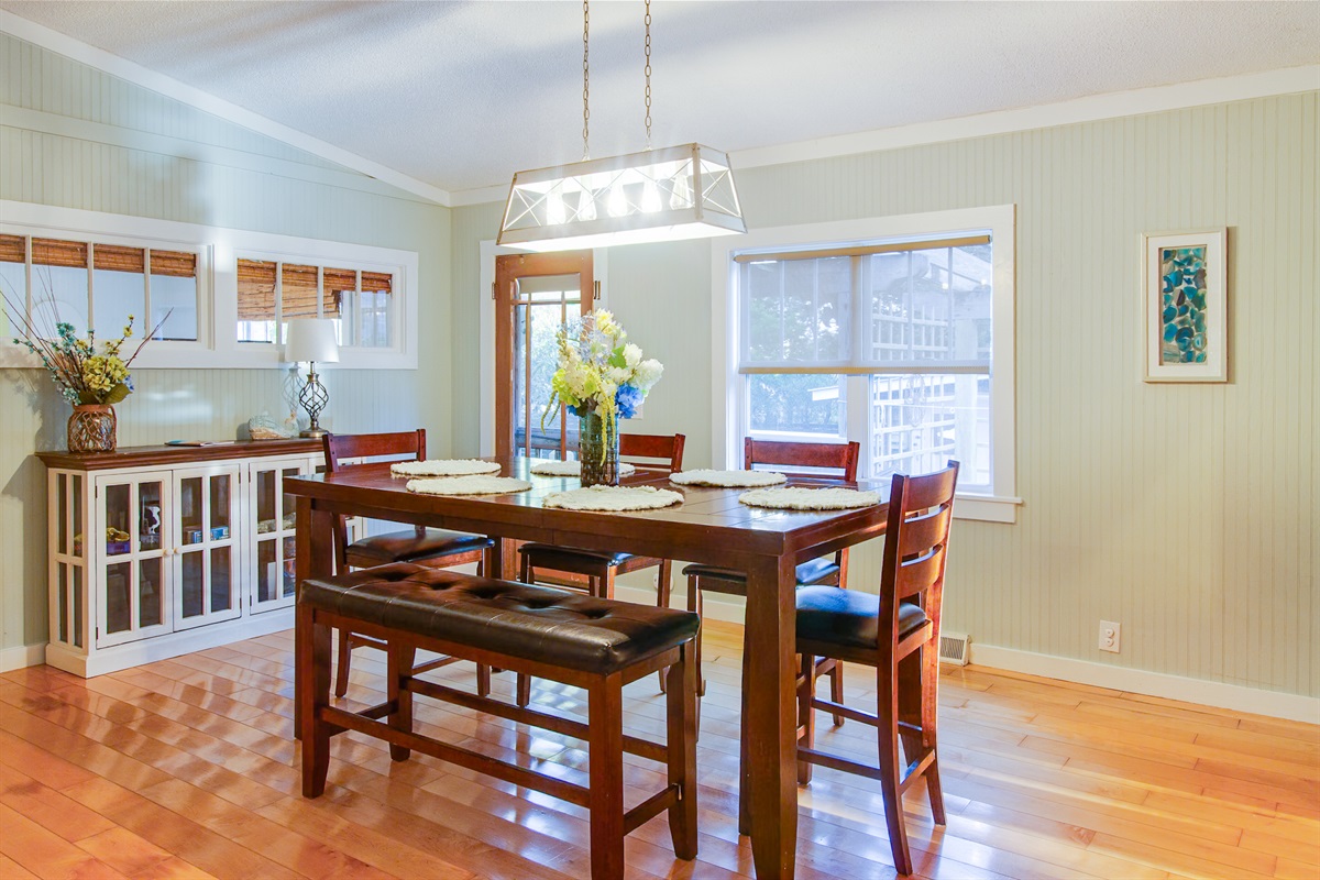 Dining Room: Seating for 6