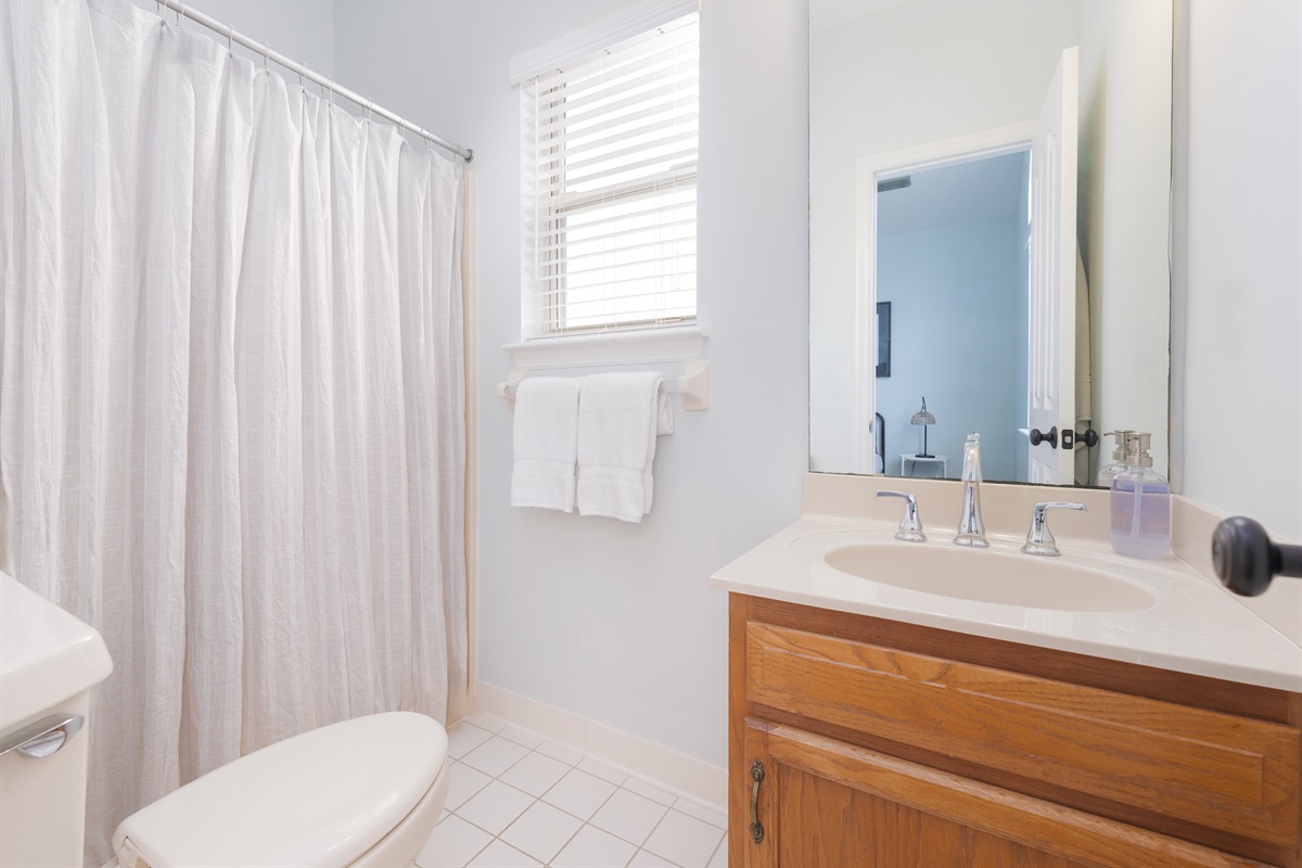 Fresh and simple ensuite bath with everything you need