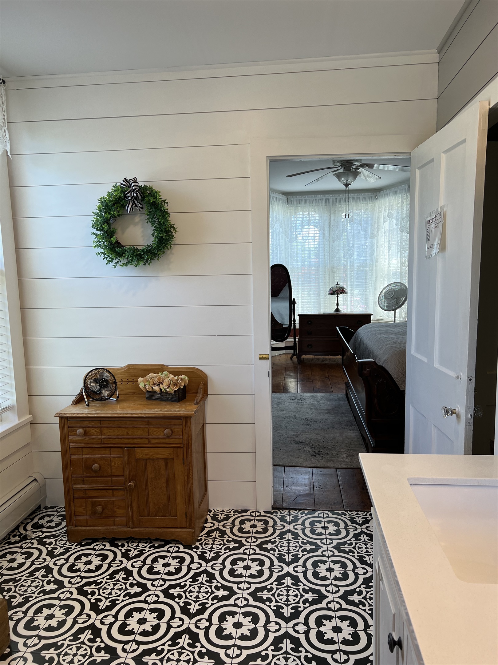 2nd floor ensuite bath w/ King