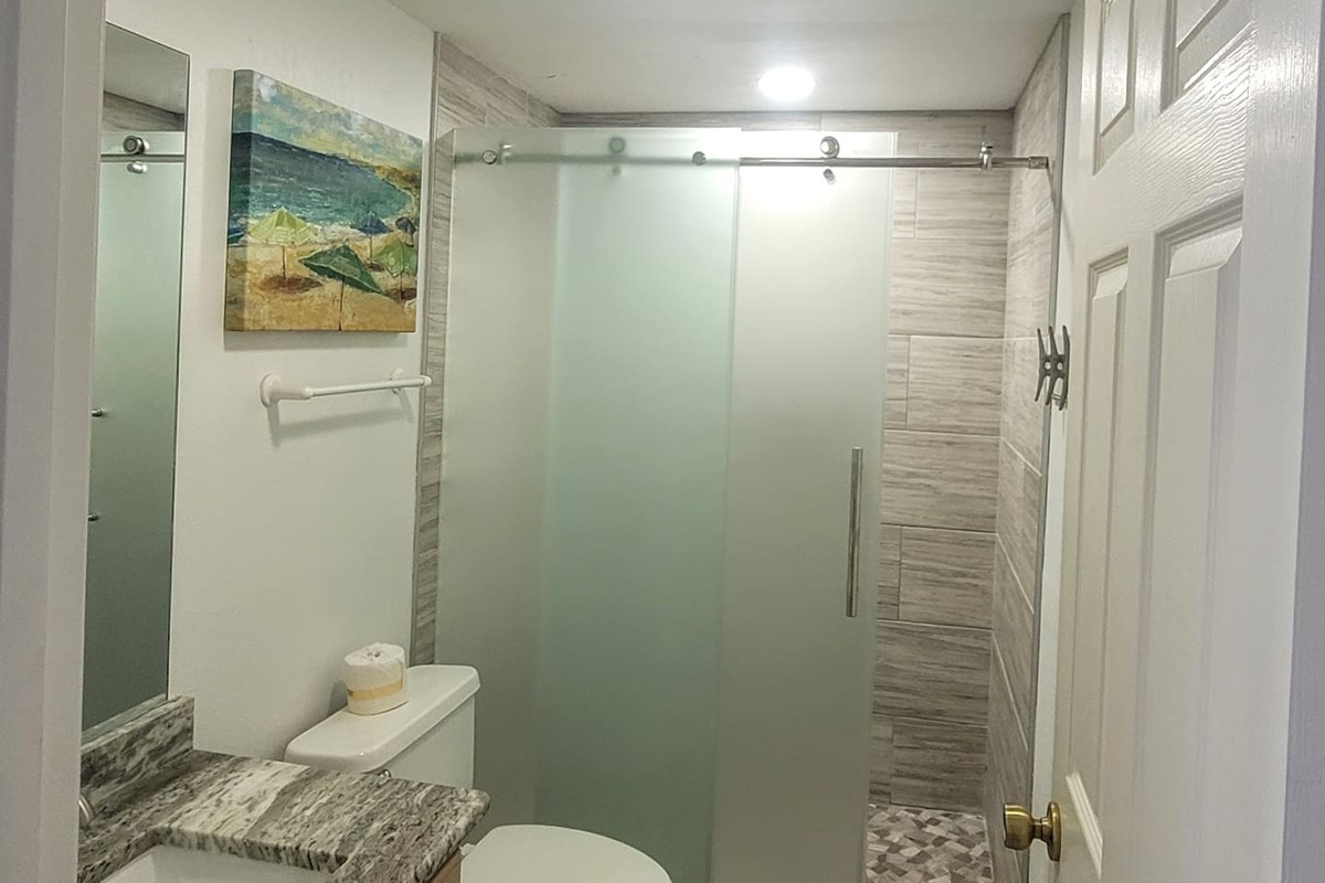 The full-size bath on the main level is clean, tiled, and right where you need it for the busy morning rush.