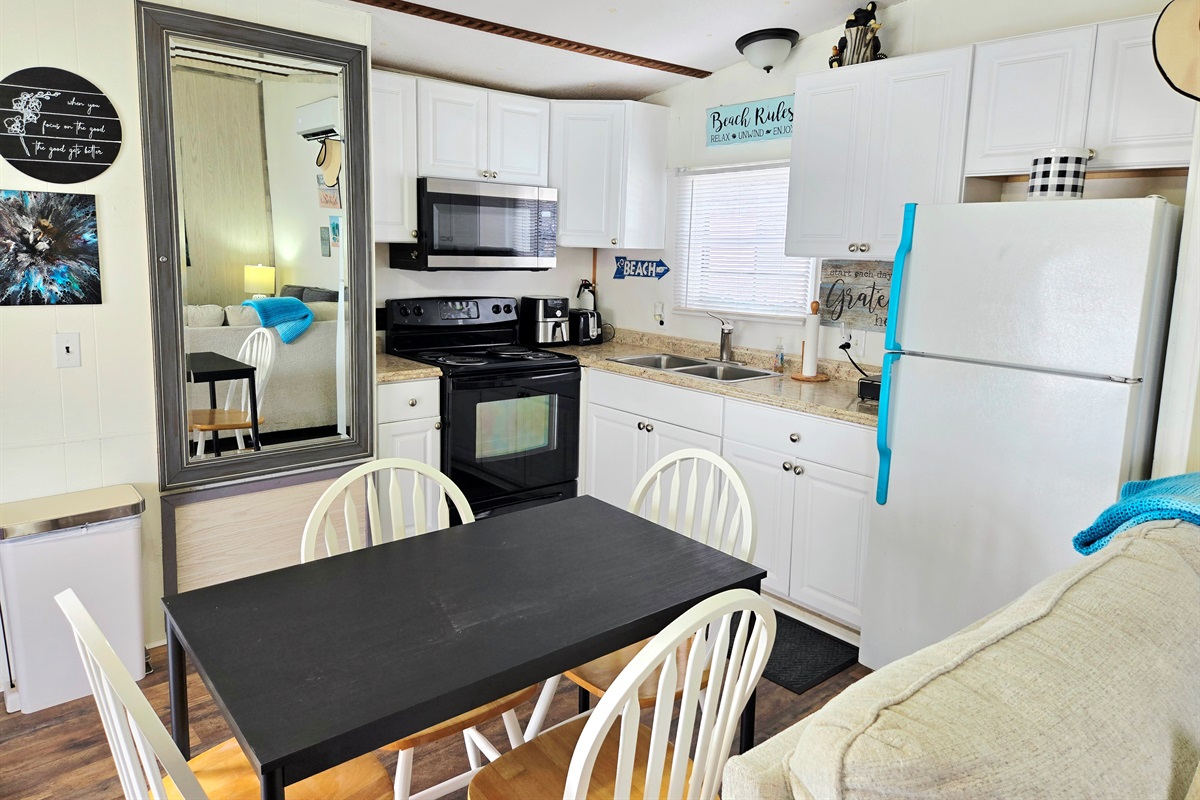Kitchen w/ table for 4