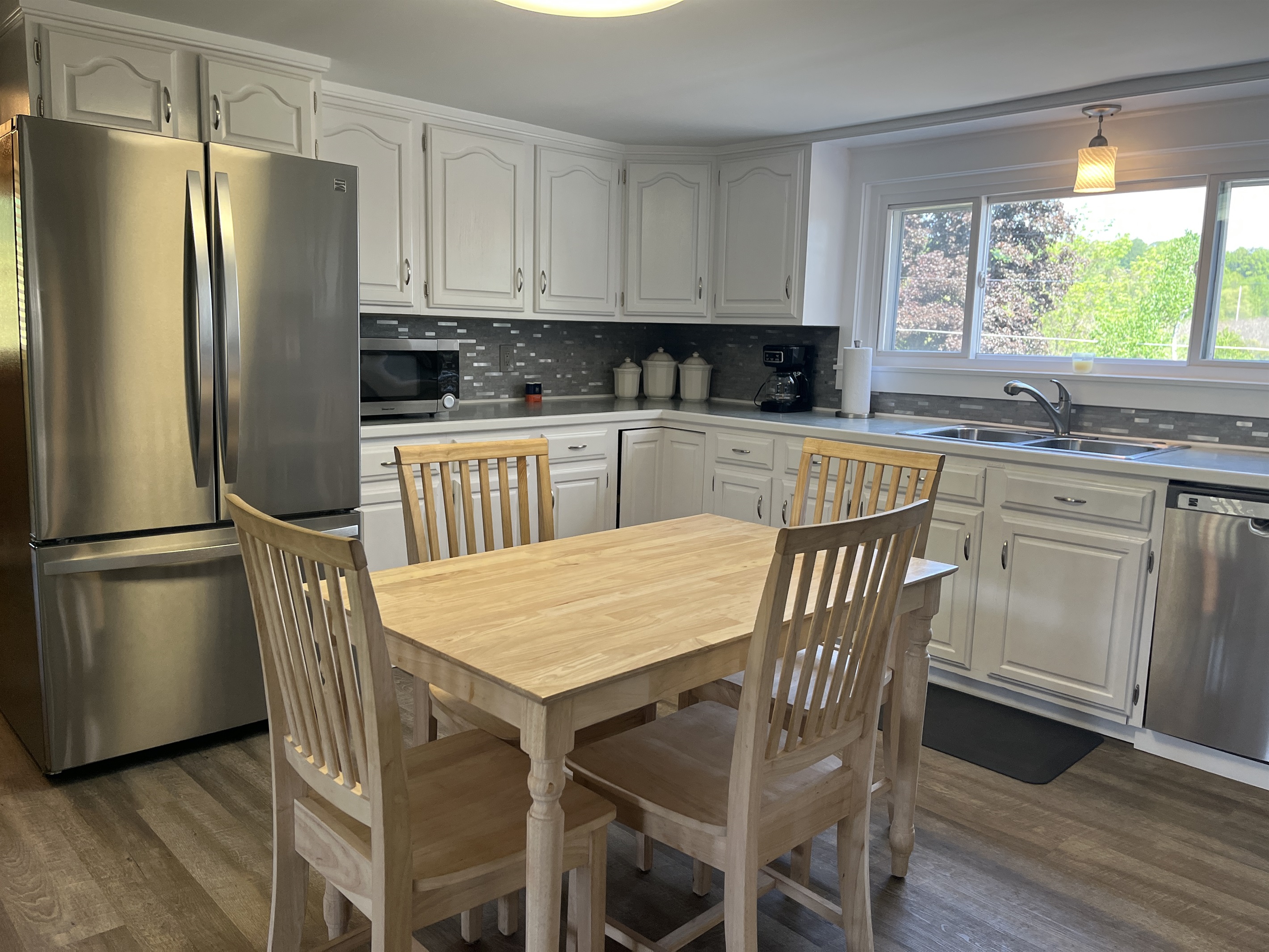 Roundtripper updated kitchen with stainless appliances, new countertops and cabinets.