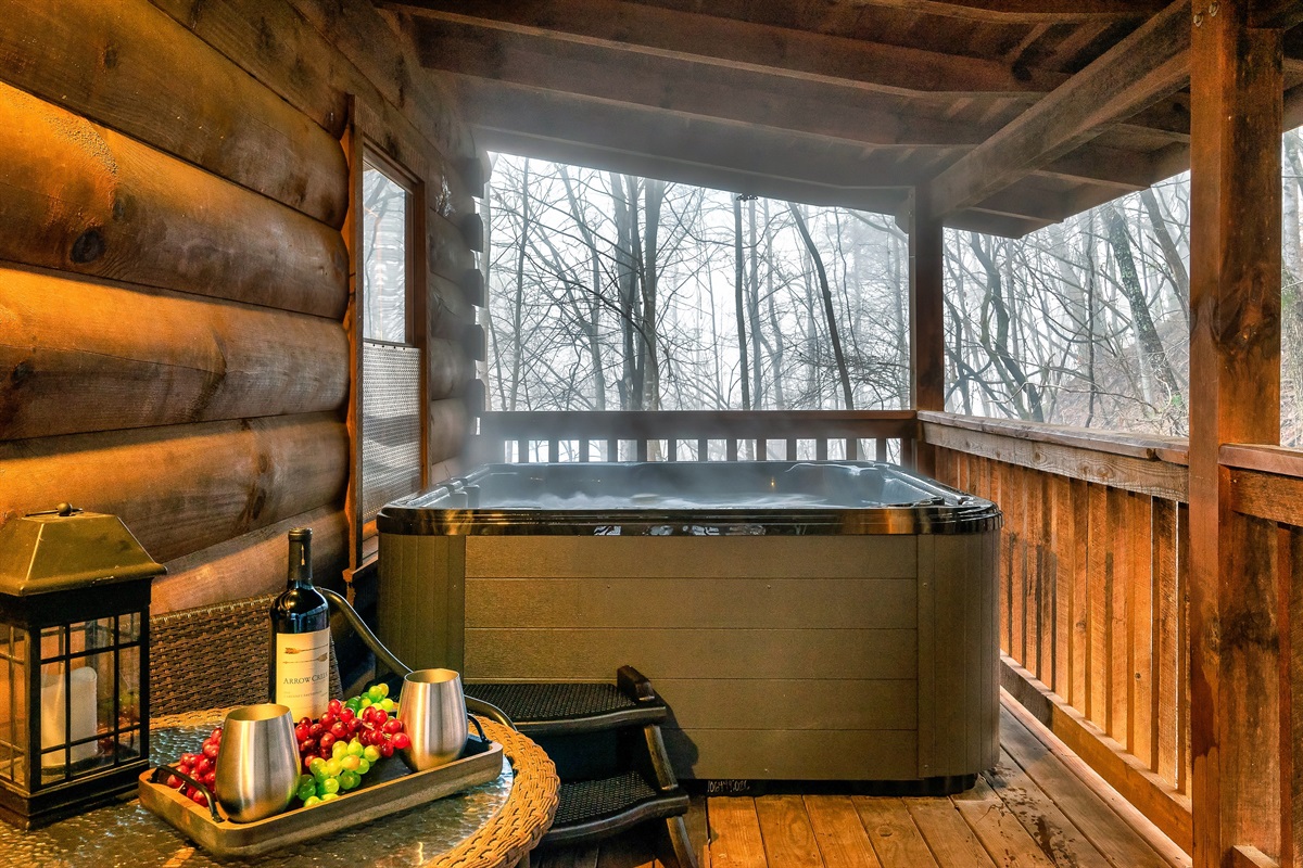 Four-person private hot tub at Morn'n Deer