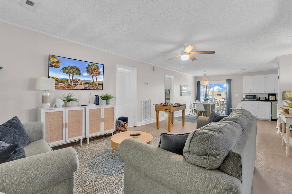 Open layout with comfortable and modern furnishings, the space is perfect for spending time with your family or large group.