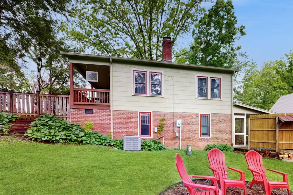 Fenced sideyard with Fire Pit