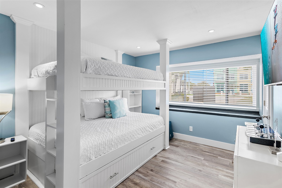 Guest Room 2 (Level 3): Queen over Queen Bunk Beds, 50" Smart TV, Remodeled Bathroom with Shower/Tub Combo (Sleeps 4)