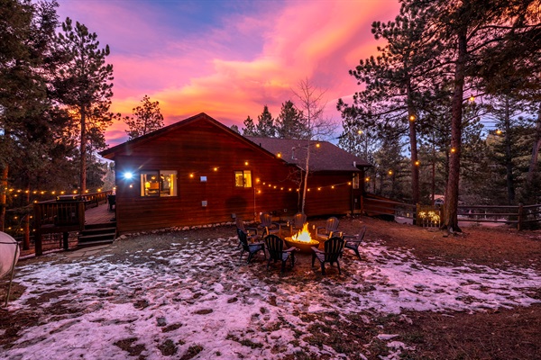 🌅🔥 Sunset at the cabin hits different—string lights, a crackling firepit, and wide-open space under the pines for unforgettable mountain evenings 🌲✨