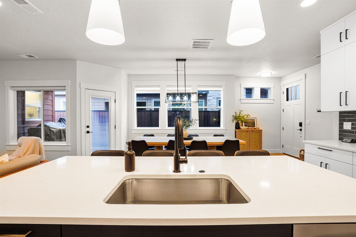 Cook in style with this modern and fully equipped kitchen.