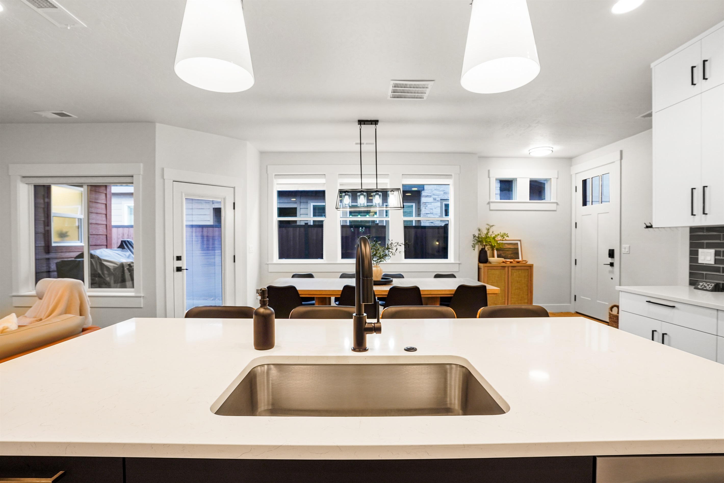 Cook in style with this modern and fully equipped kitchen.