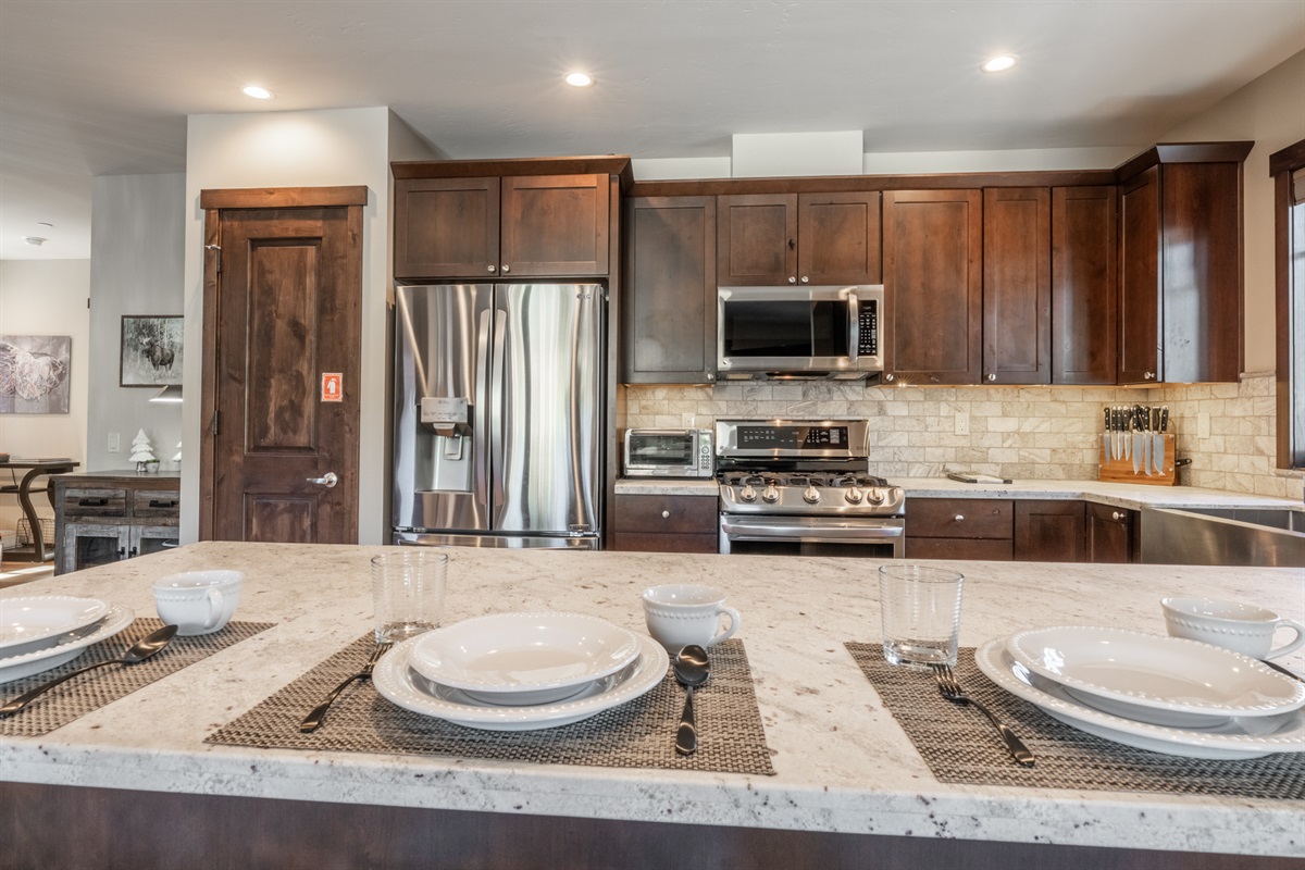 The massive kitchen peninsula is your all-day hangout spot—perfect for après-ski drinks, pre-adventure breakfasts, and everything in between.