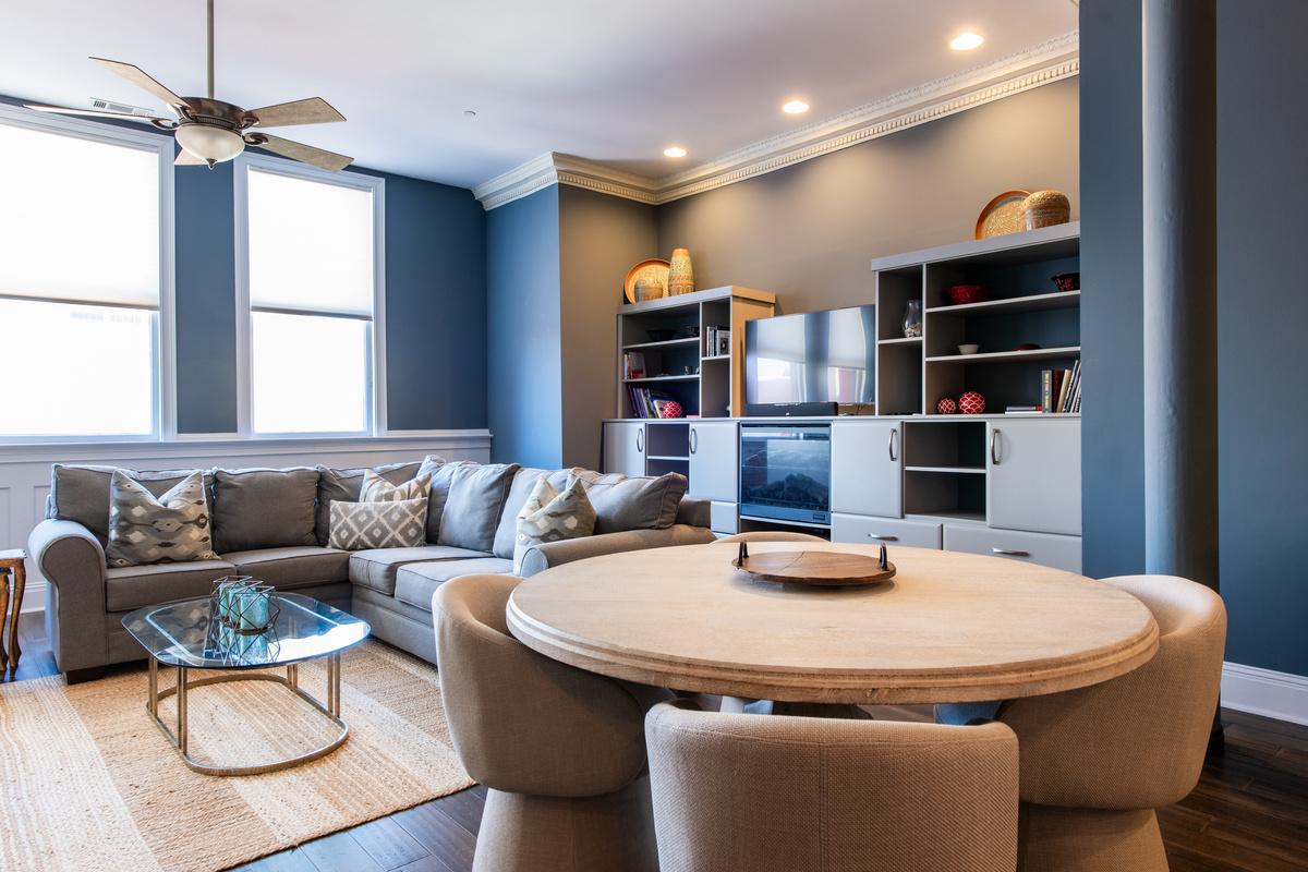 Gather around for a delicious meal in this spacious dining area and breakfast bar, seamlessly integrated into the stylish and functional kitchen