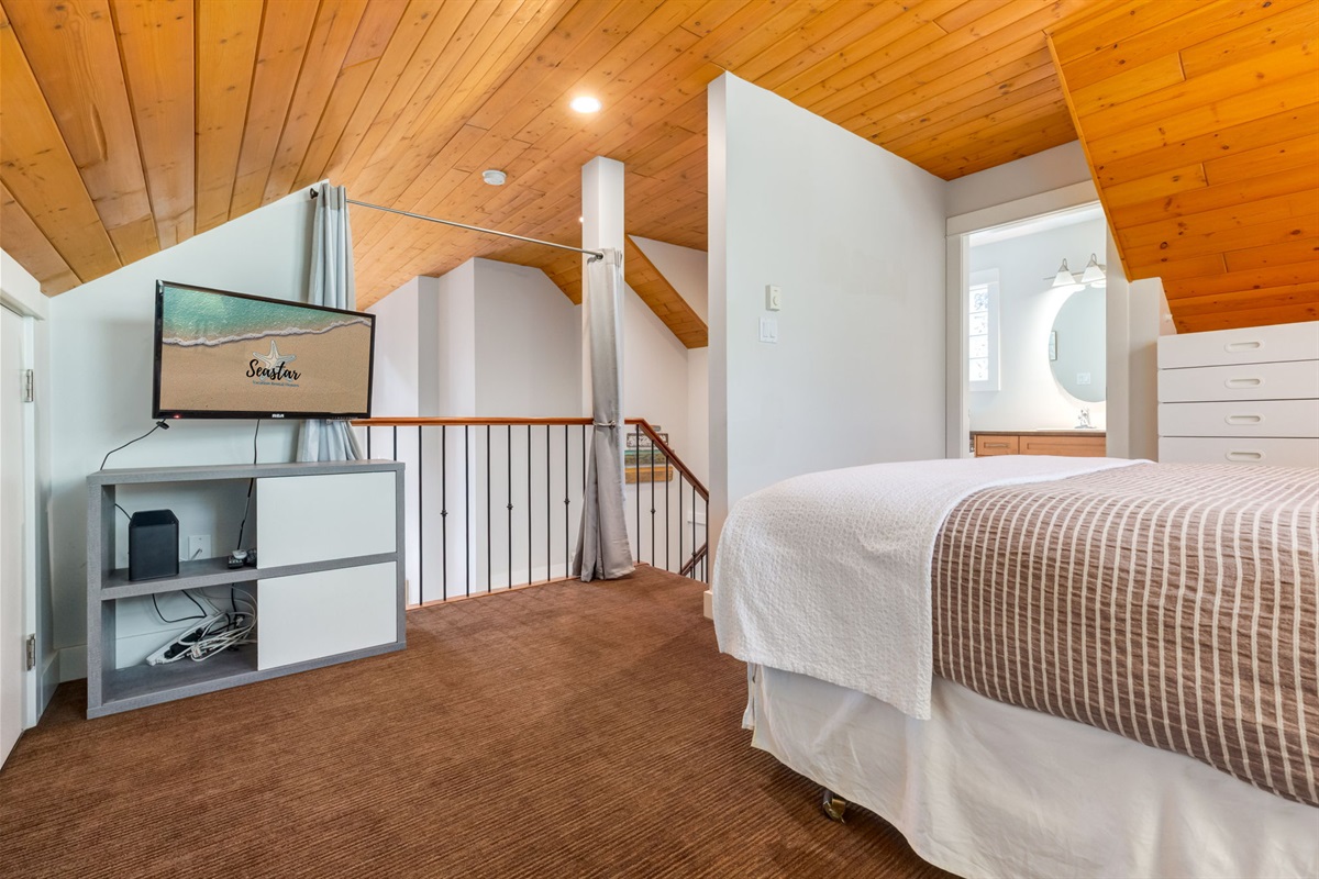 Cozy loft with TV