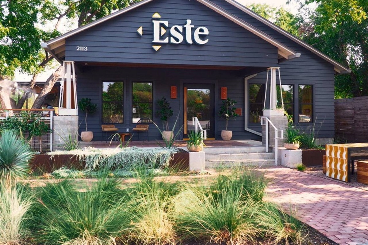 walk to the top seafood Mexican restaurant in town: Este