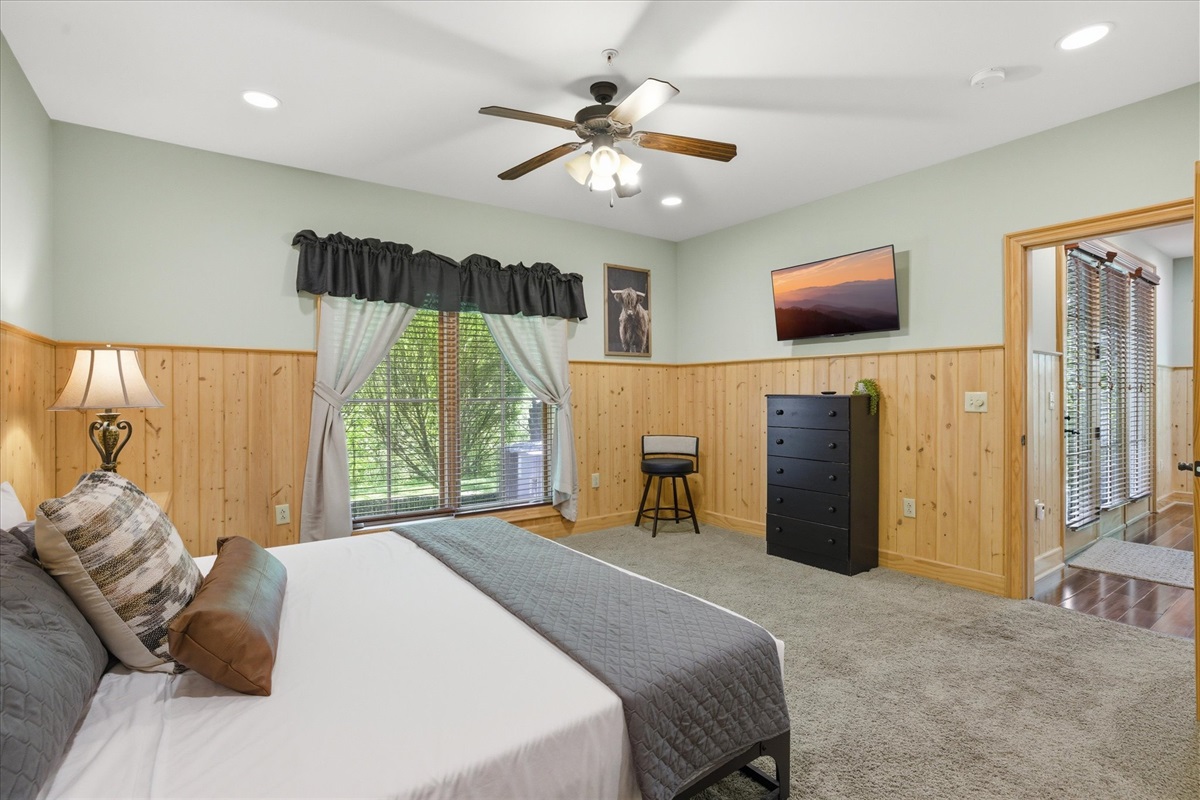 Stretch out in this roomy king suite featuring a warm cabin-style design and direct access to your own ensuite bathroom.