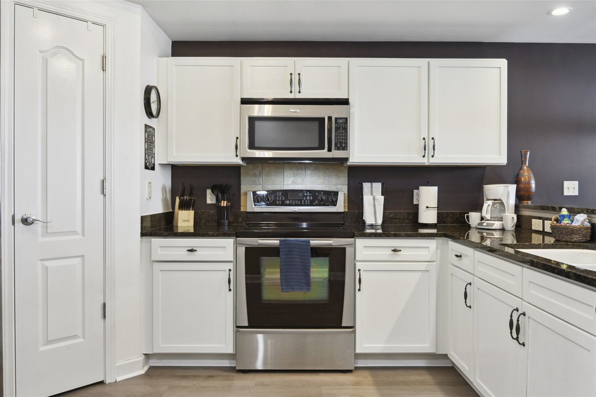 Fully equipped kitchen. Pantry on the left.