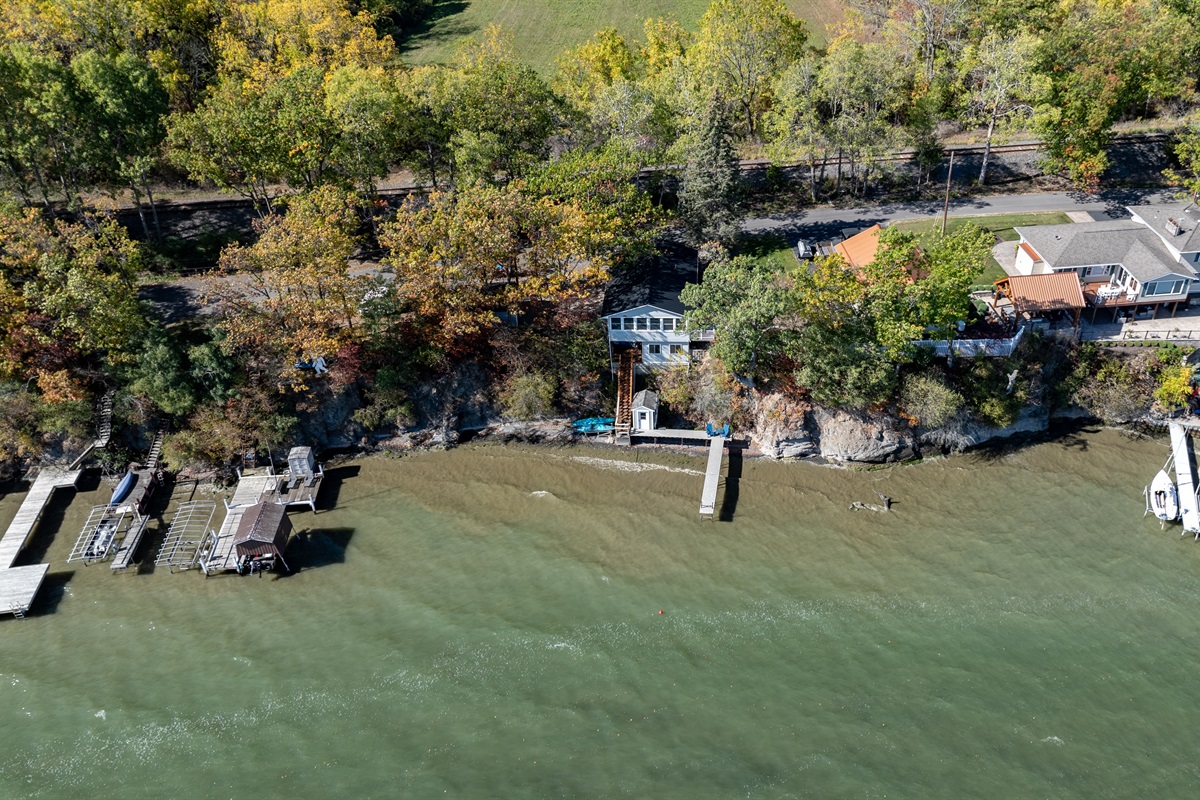 Spacious property with long waterfront frontage and endless outdoor relaxation space.