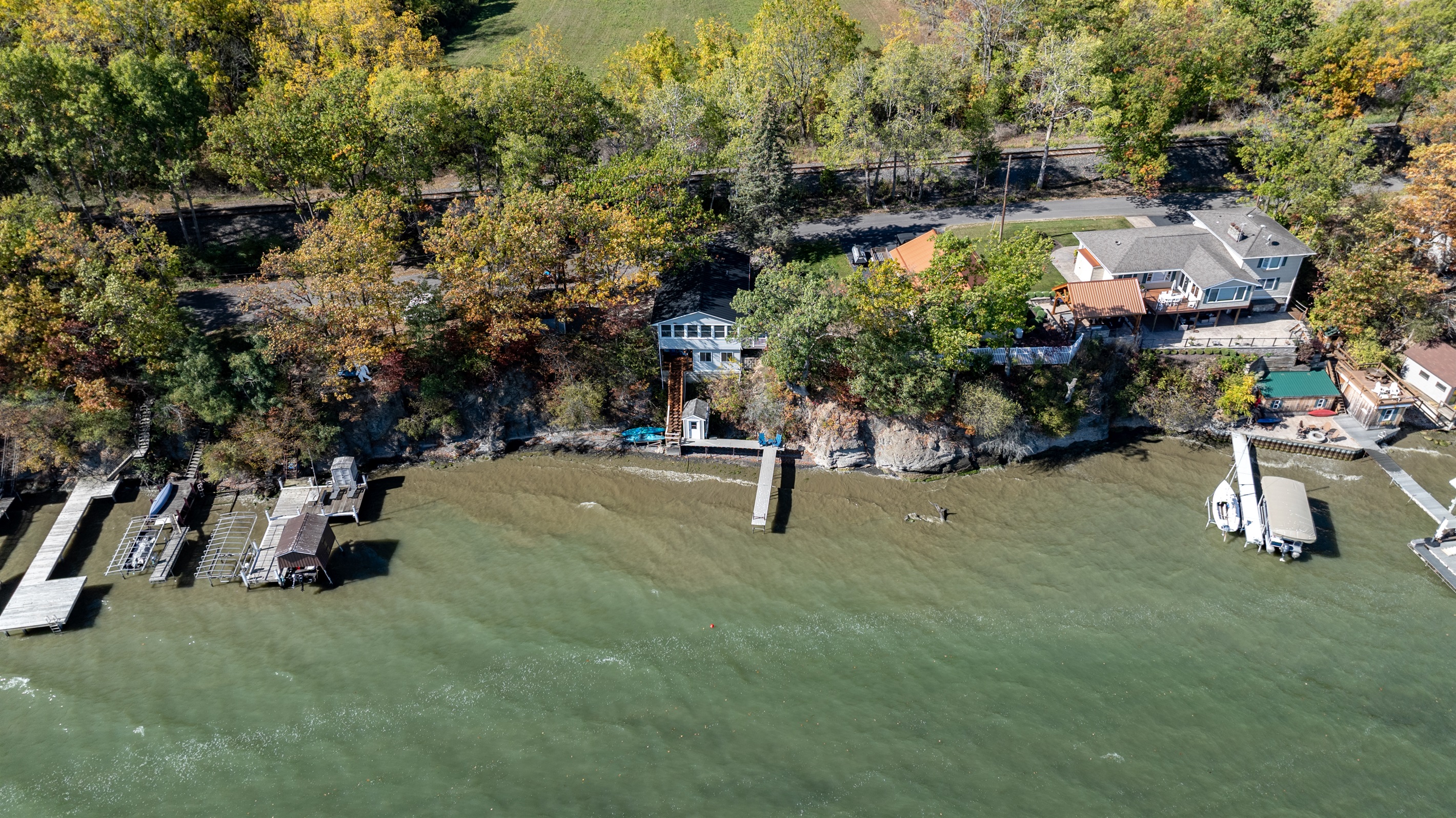Spacious property with long waterfront frontage and endless outdoor relaxation space.