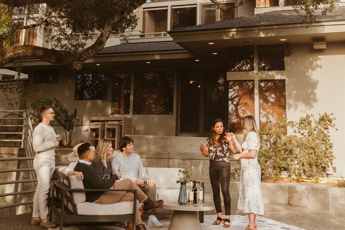 We can recommend a local Private Concierge who can arrange a wide range of experiences and services at Titan, such as  private wine tastings, chef-prepared meals, yoga by the pool, spa services, and more.