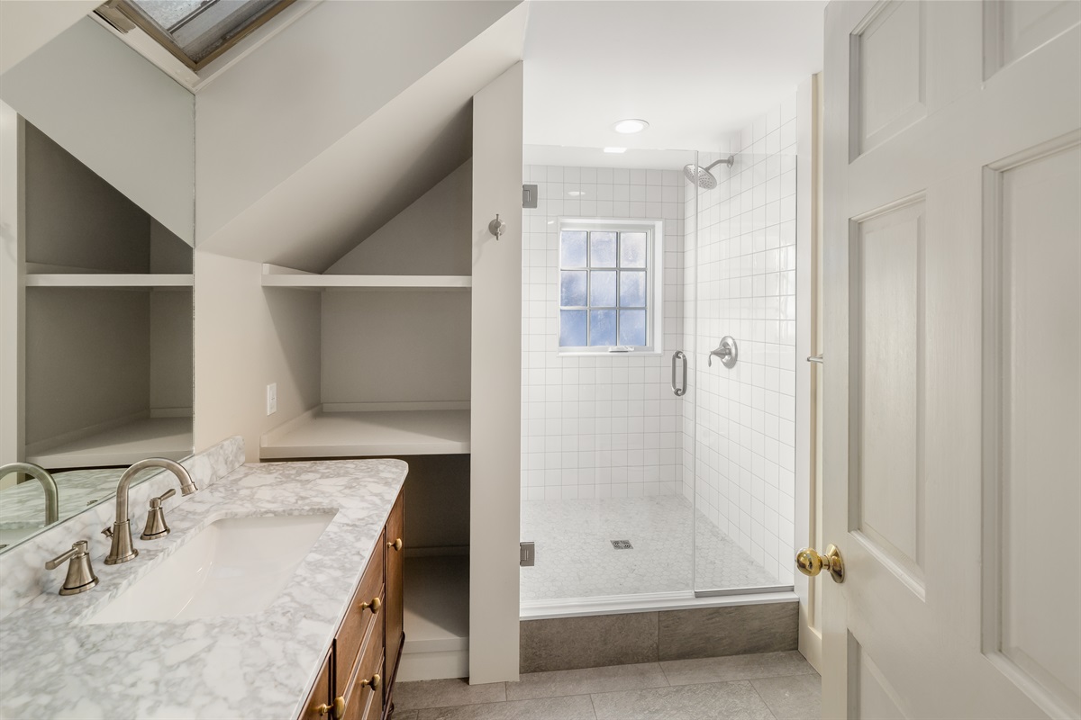 En Suite Full Bathroom