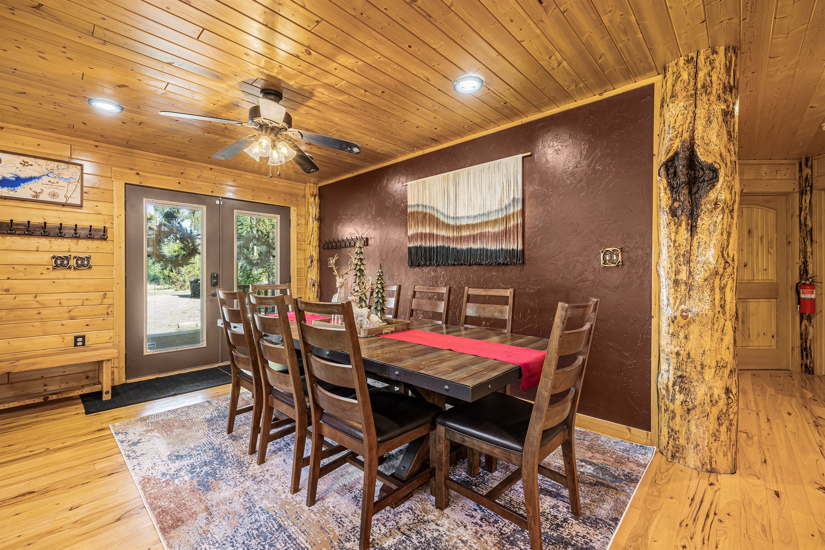 Familiy dinners with seating for 8 at the table and more at the kitchen bar