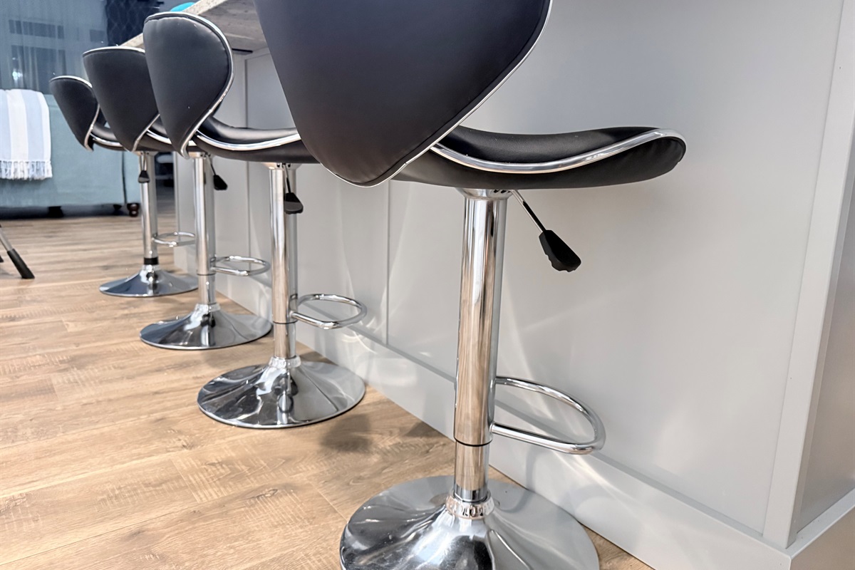 adjustable stools at large kitchen island