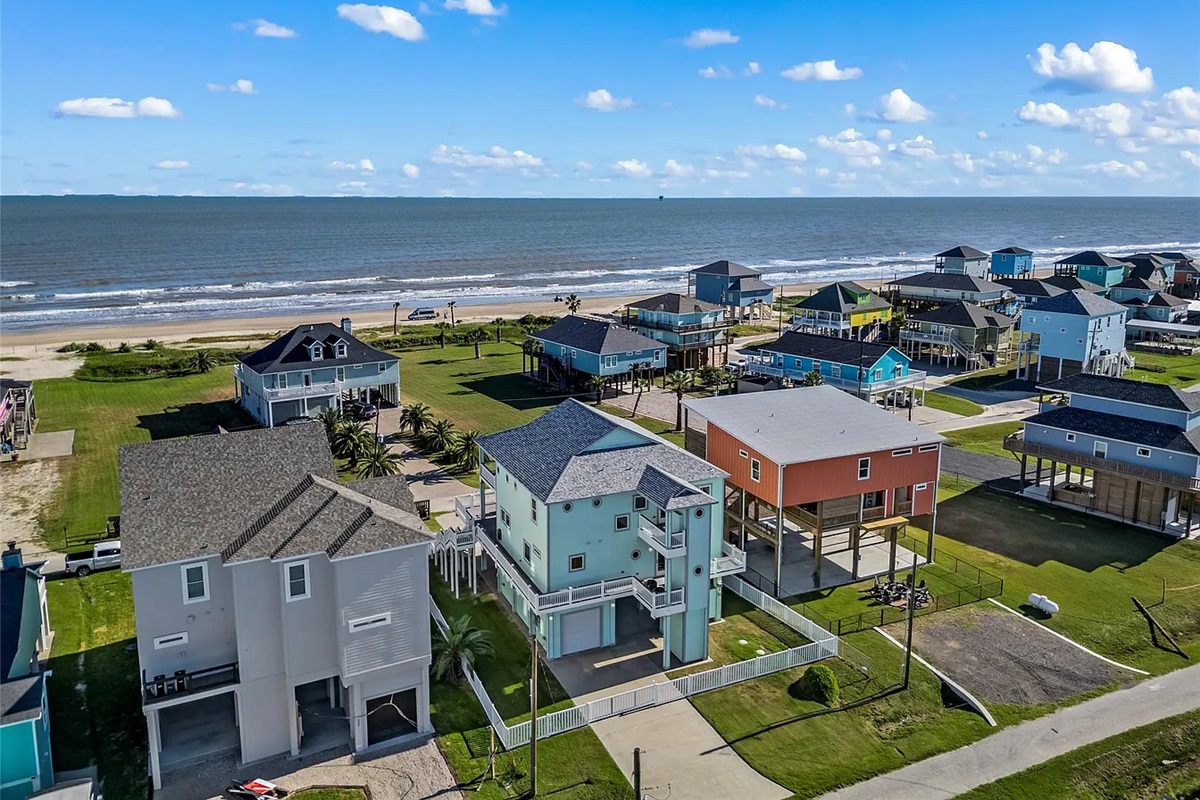 Crystal Paradise Exterior: Beautiful façade with an impressive ocean view right from the property.