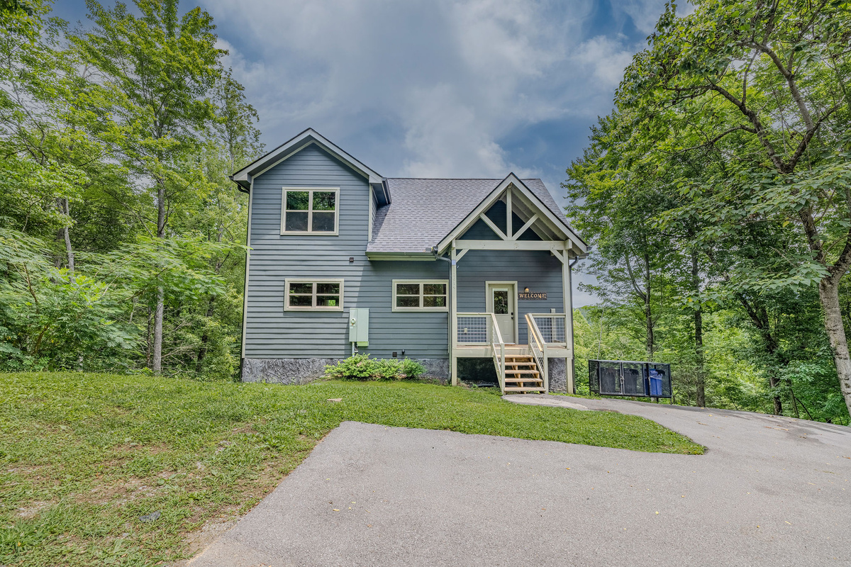 The wooded setting creates a peaceful backdrop for your Sevierville getaway. Parking for 3-4 vehicles.