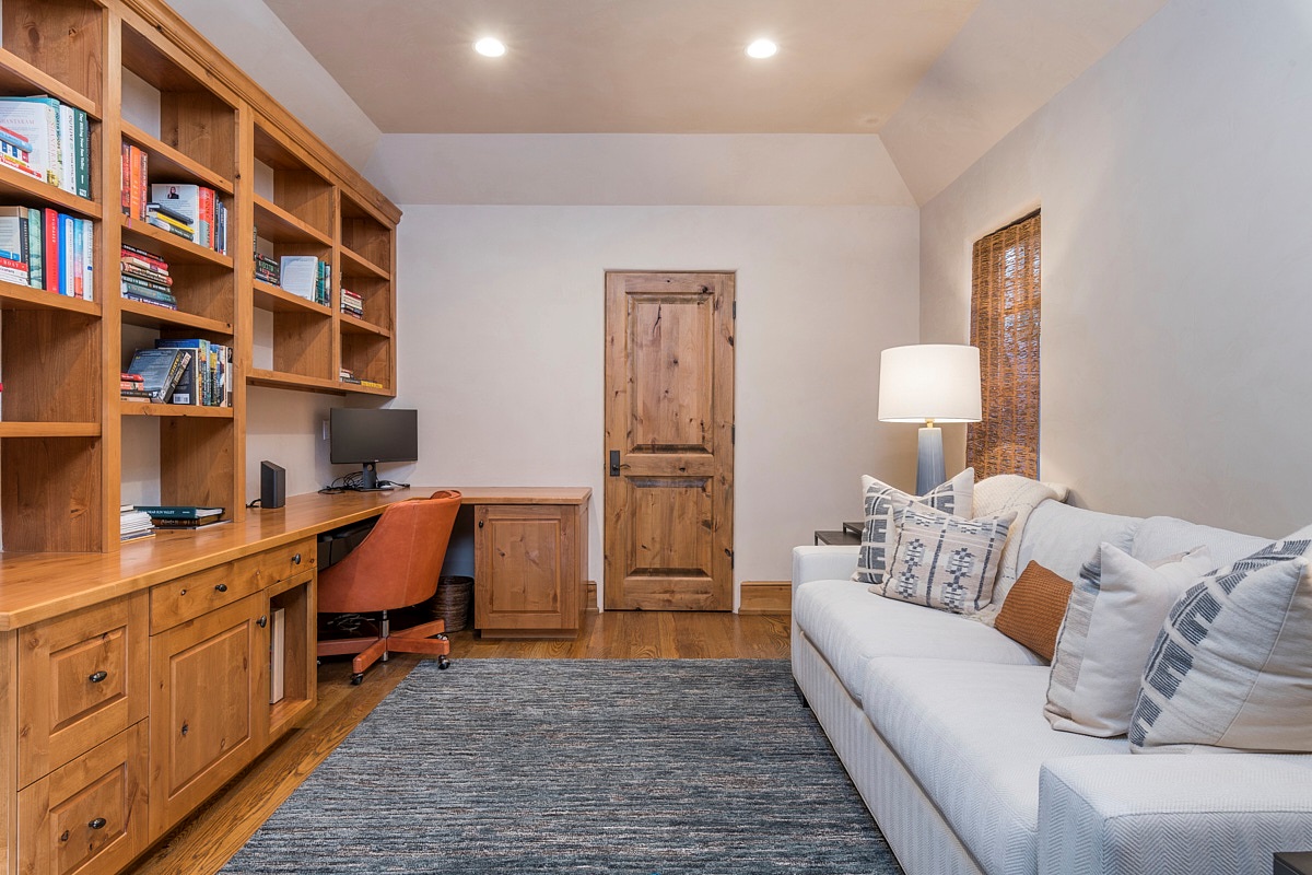 Office / 4th Bedroom with pullout sofa with queen bed on main level