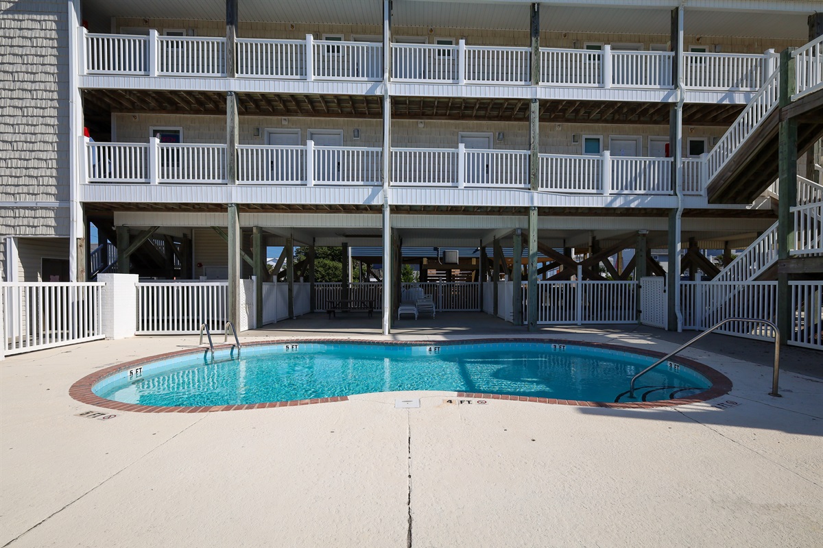 Relaxing poolside setting