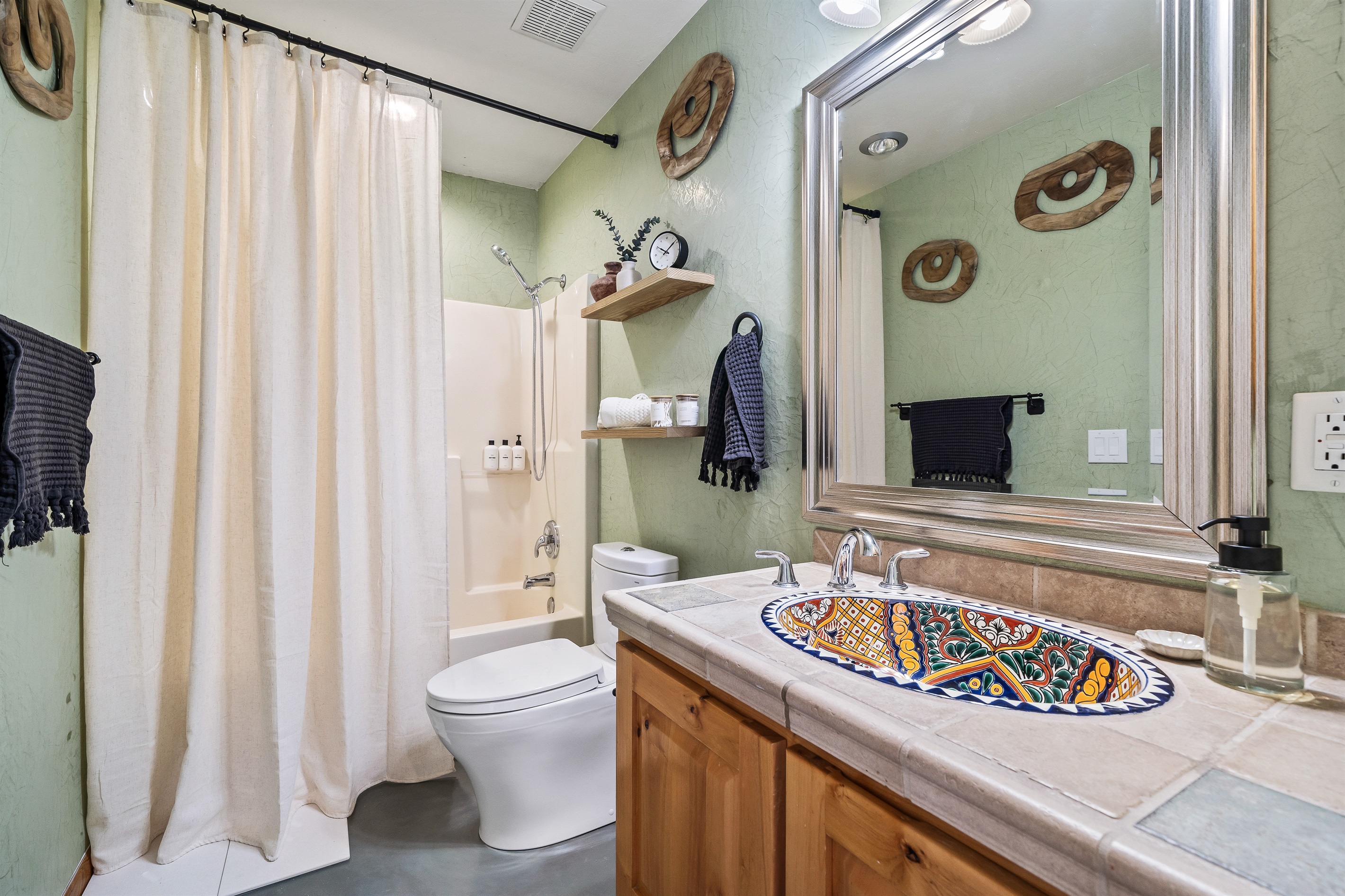 2nd bathroom with a tub