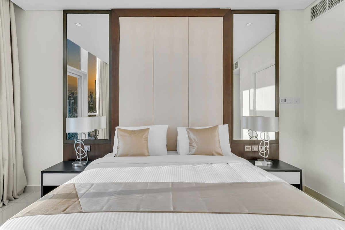 Bedroom with en-suite bathroom and panoramic view