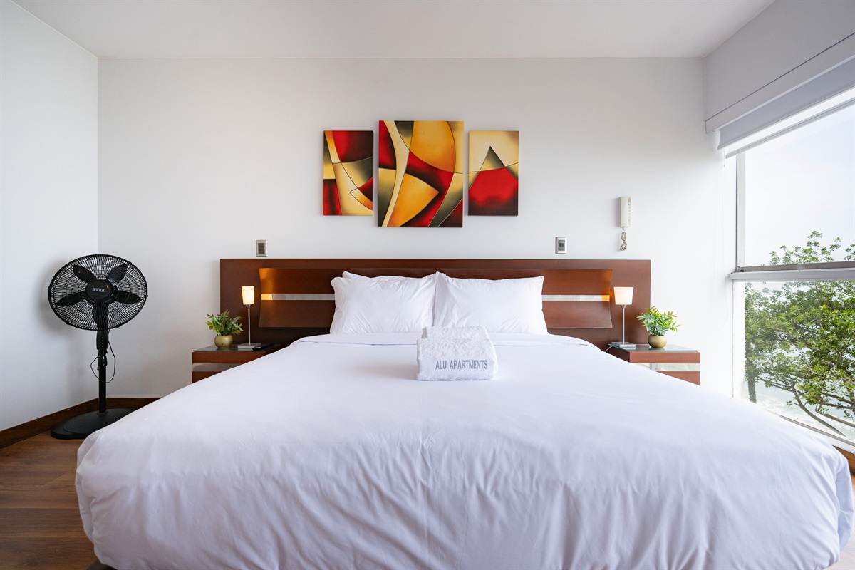 Master bedroom with stunning sea and Malecón views — wake up inspired every morning  /   Dormitorio principal con una vista impresionante al mar y al malecón — despierta inspirado cada mañana