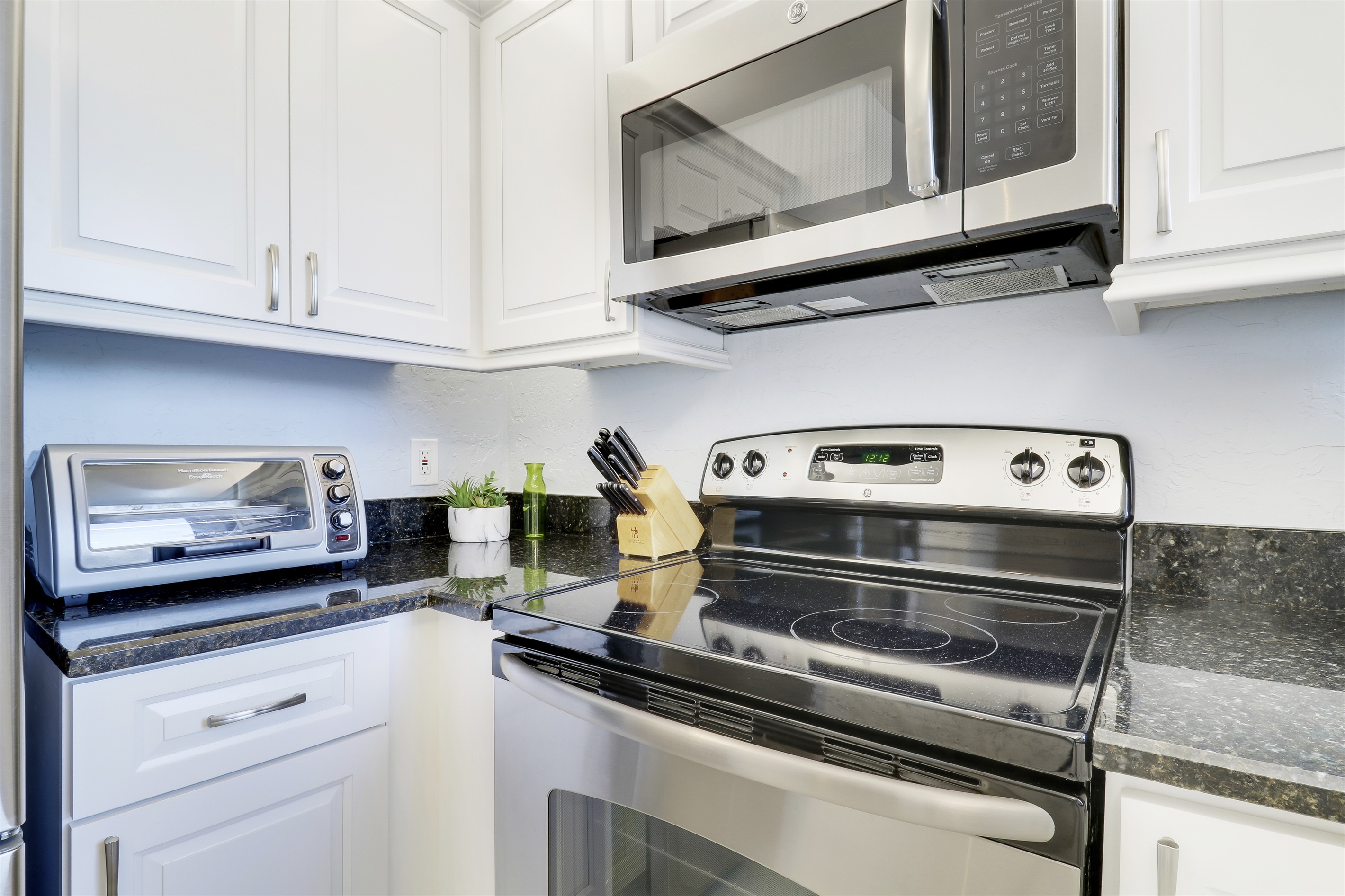 Prepare breakfast, have a snack in your fully stocked kitchen