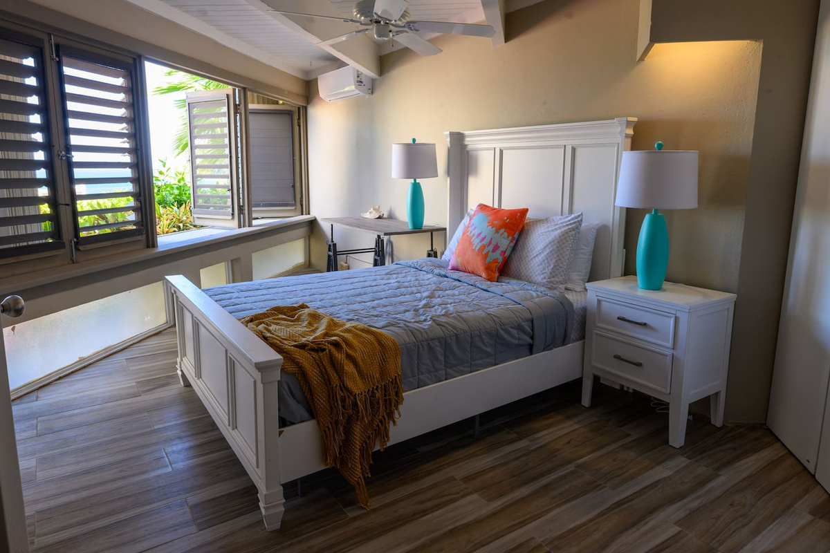 Guest bedroom (just left of the front door) - Full bed