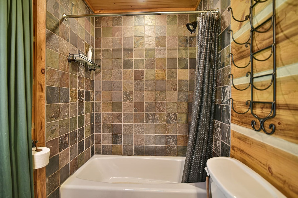 Ensuite Bathroom with Tub/Shower