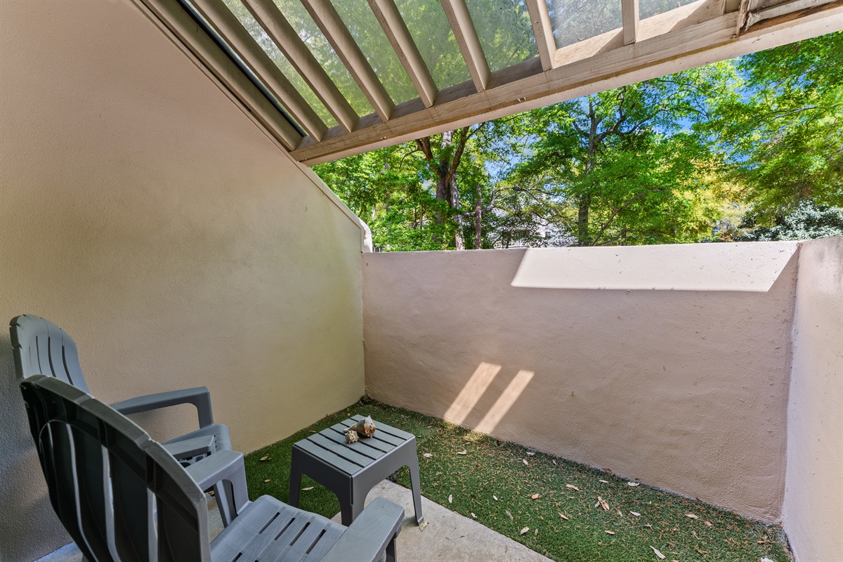 Peaceful desk, just shit back and enjoy the quiet