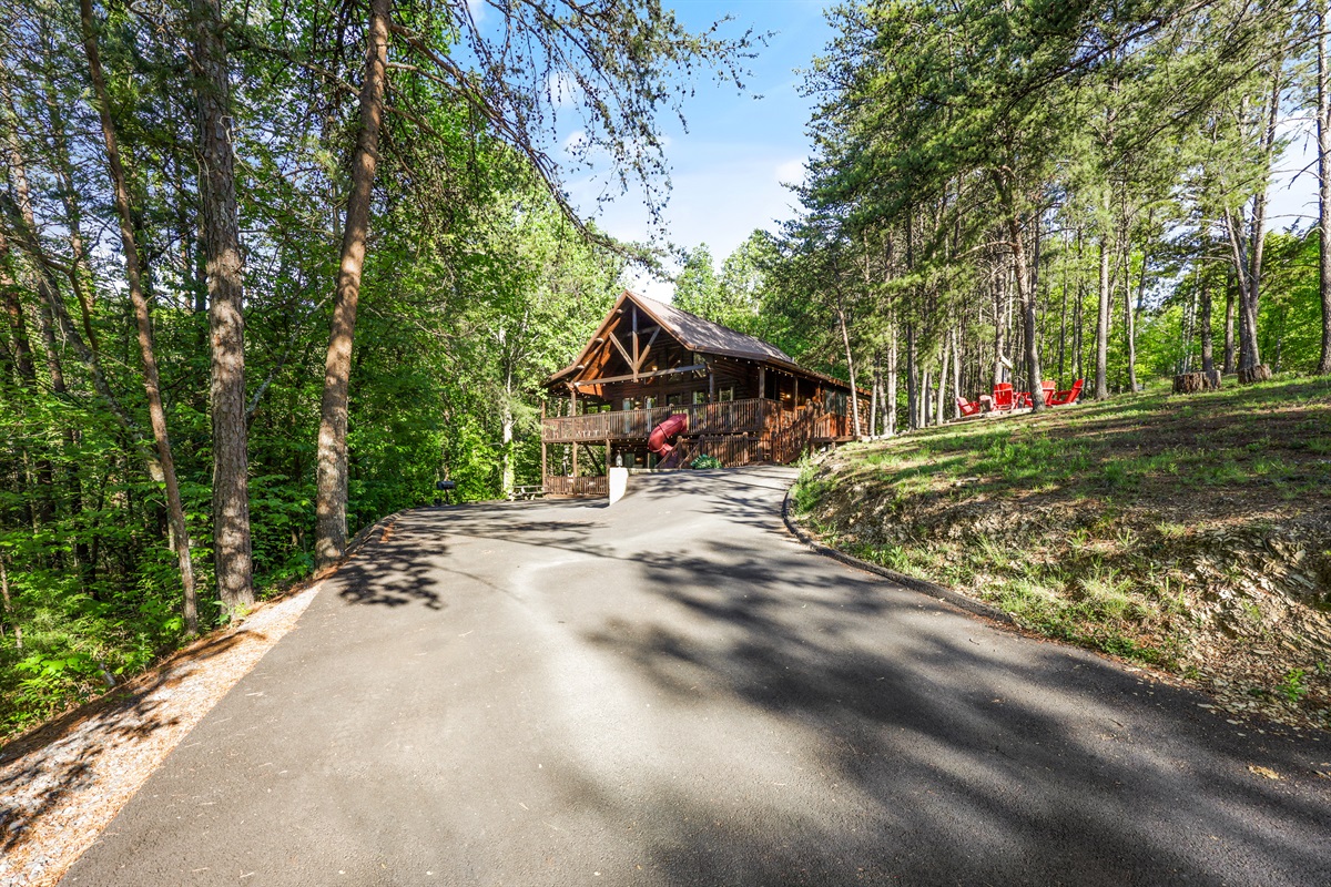 Large driveway, easy and paved roads to the cabin