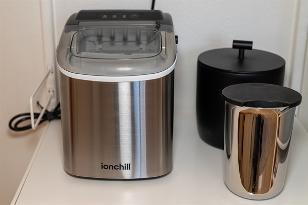 Ice maker available for cold drinks anytime