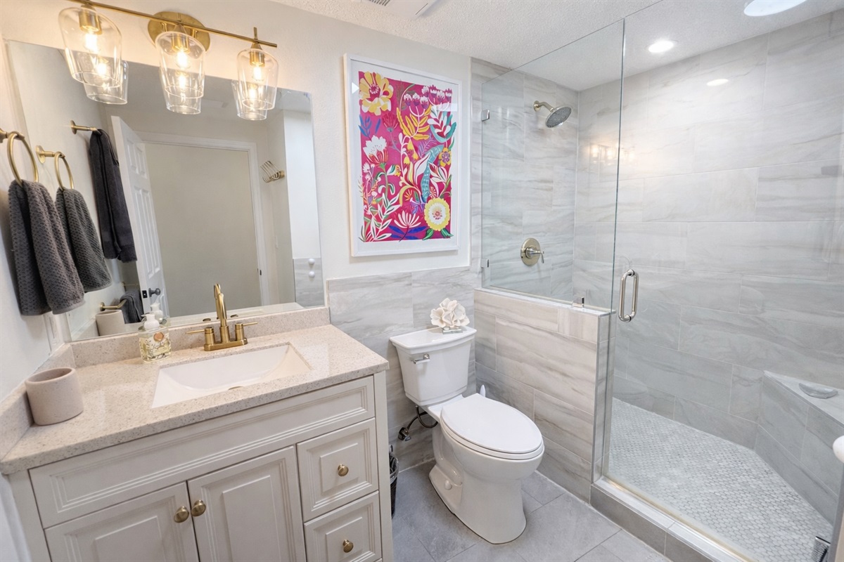 Modern ensuite master bathroom